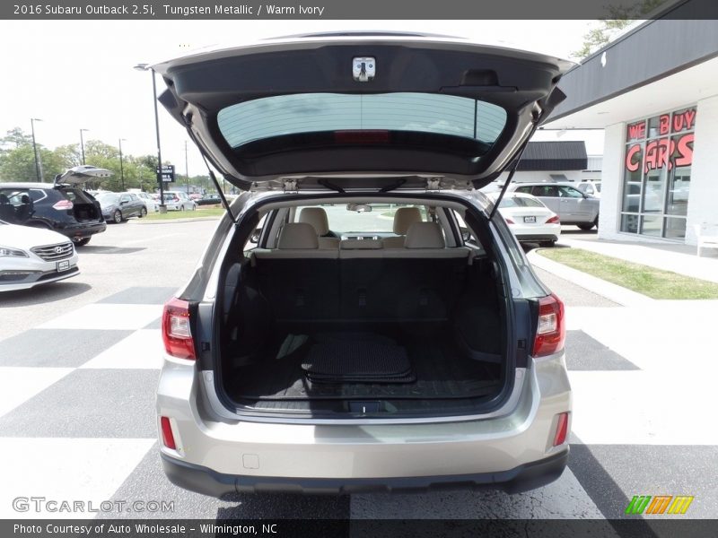 Tungsten Metallic / Warm Ivory 2016 Subaru Outback 2.5i