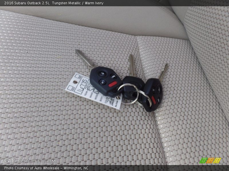 Tungsten Metallic / Warm Ivory 2016 Subaru Outback 2.5i