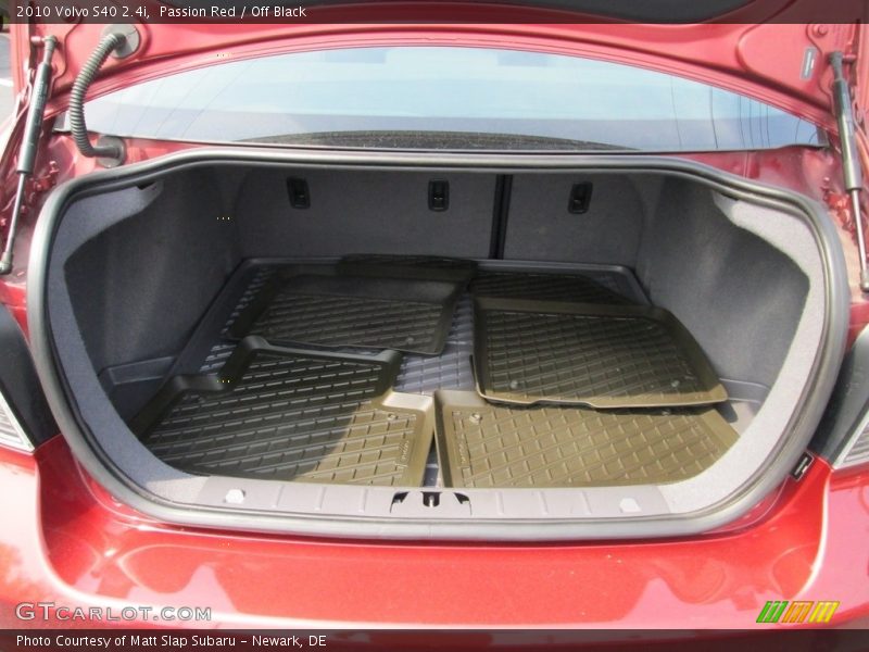 Passion Red / Off Black 2010 Volvo S40 2.4i