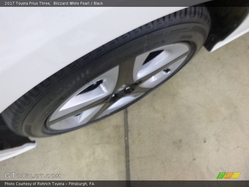 Blizzard White Pearl / Black 2017 Toyota Prius Three