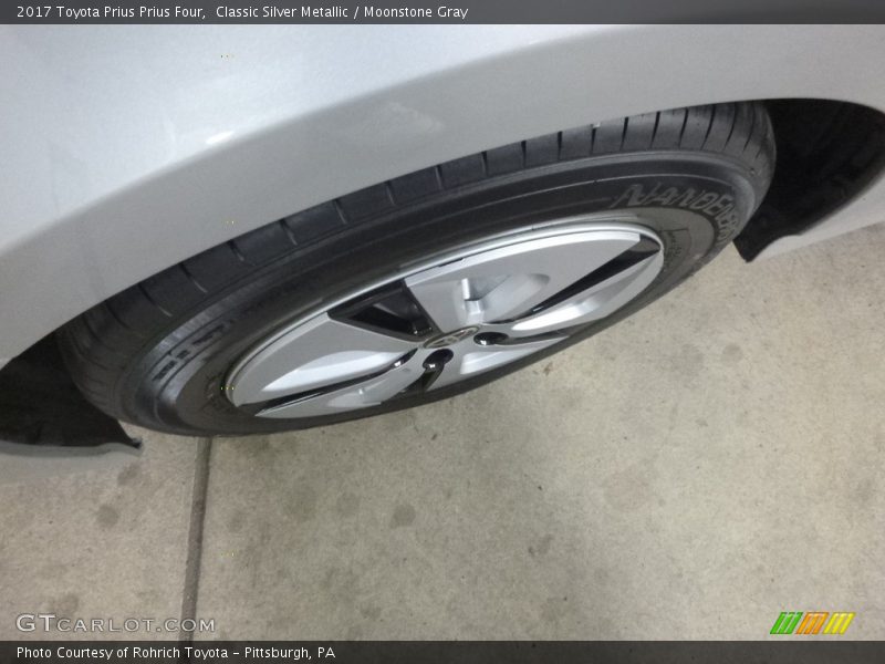 Classic Silver Metallic / Moonstone Gray 2017 Toyota Prius Prius Four