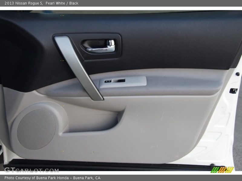 Pearl White / Black 2013 Nissan Rogue S
