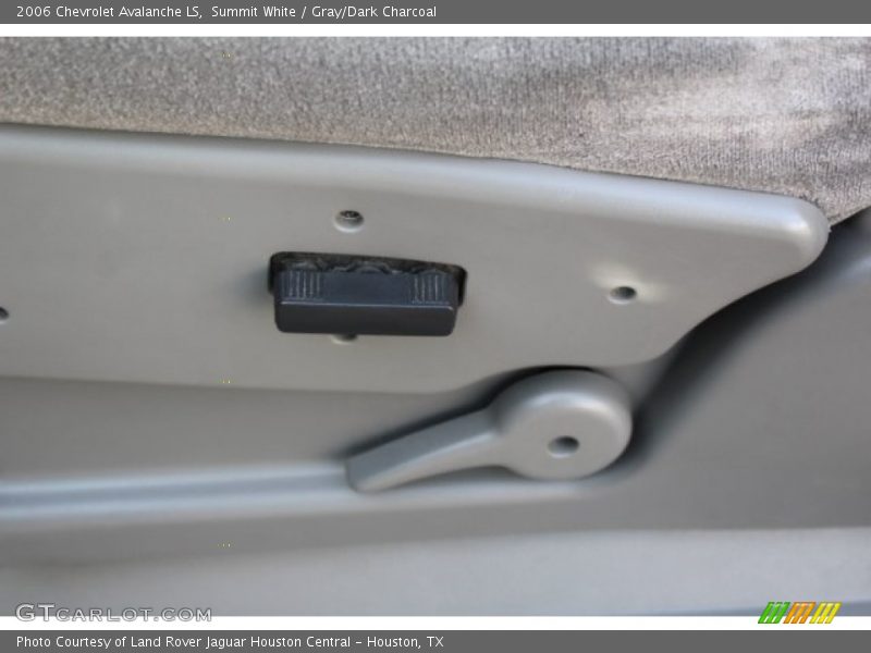 Summit White / Gray/Dark Charcoal 2006 Chevrolet Avalanche LS