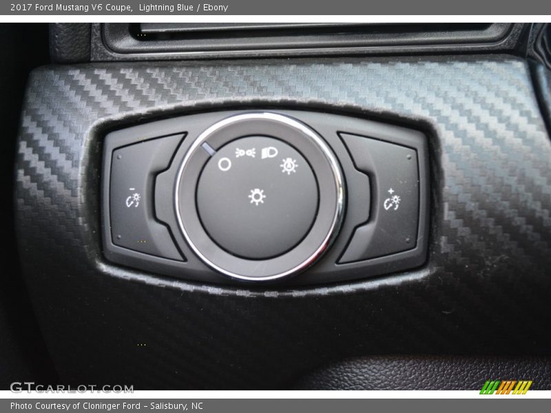 Controls of 2017 Mustang V6 Coupe