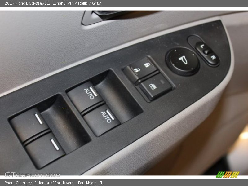 Lunar Silver Metallic / Gray 2017 Honda Odyssey SE