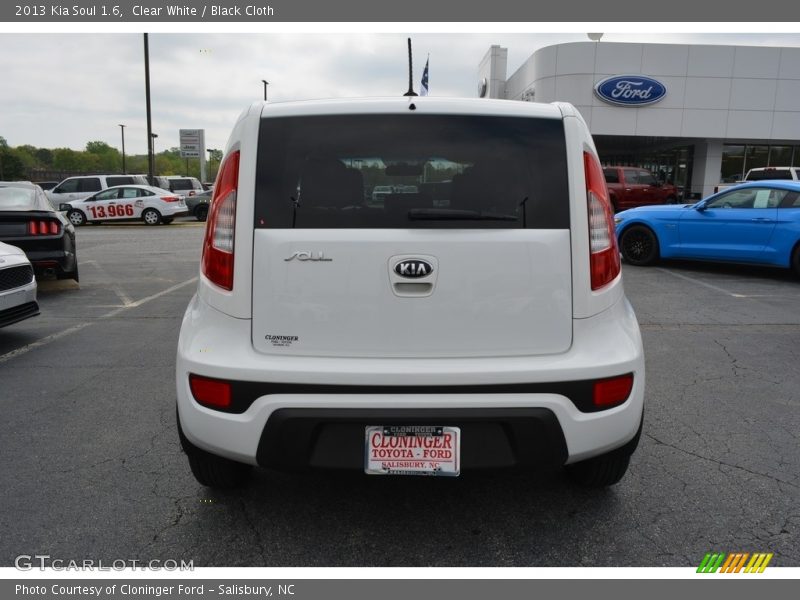 Clear White / Black Cloth 2013 Kia Soul 1.6