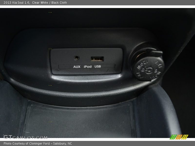 Clear White / Black Cloth 2013 Kia Soul 1.6