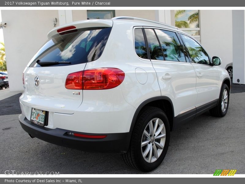 Pure White / Charcoal 2017 Volkswagen Tiguan Wolfsburg