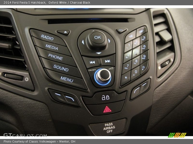 Oxford White / Charcoal Black 2014 Ford Fiesta S Hatchback