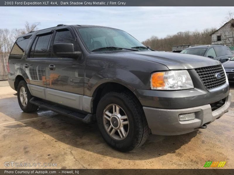 Front 3/4 View of 2003 Expedition XLT 4x4