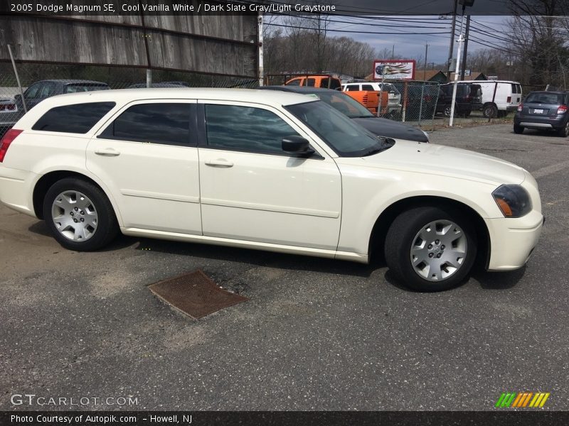 Cool Vanilla White / Dark Slate Gray/Light Graystone 2005 Dodge Magnum SE