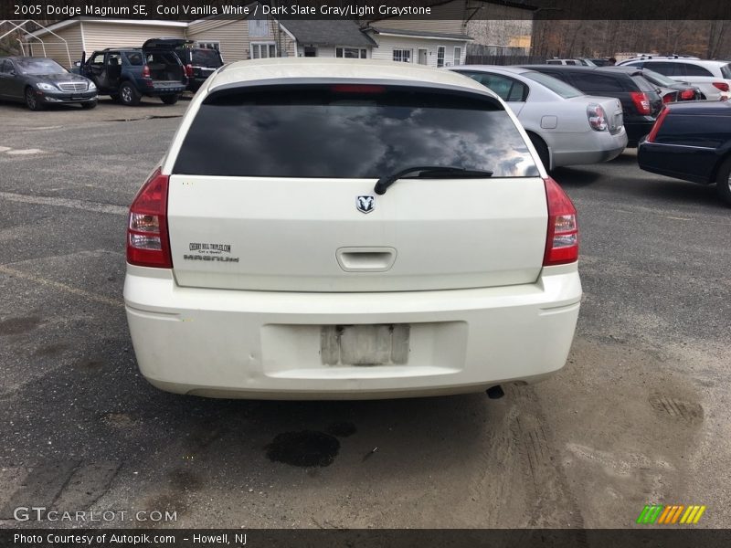 Cool Vanilla White / Dark Slate Gray/Light Graystone 2005 Dodge Magnum SE