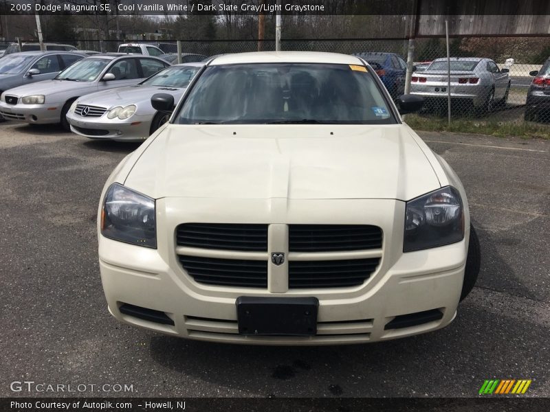 Cool Vanilla White / Dark Slate Gray/Light Graystone 2005 Dodge Magnum SE