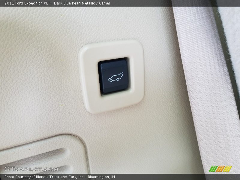 Dark Blue Pearl Metallic / Camel 2011 Ford Expedition XLT