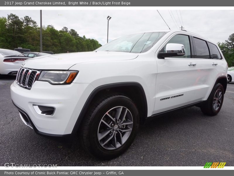 Front 3/4 View of 2017 Grand Cherokee Limited