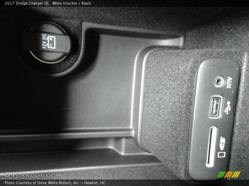 White Knuckle / Black 2017 Dodge Charger SE