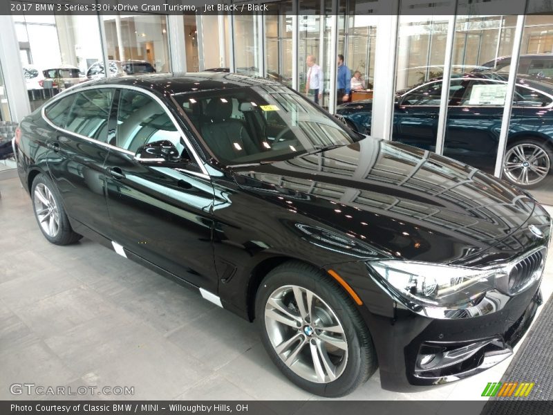 Front 3/4 View of 2017 3 Series 330i xDrive Gran Turismo