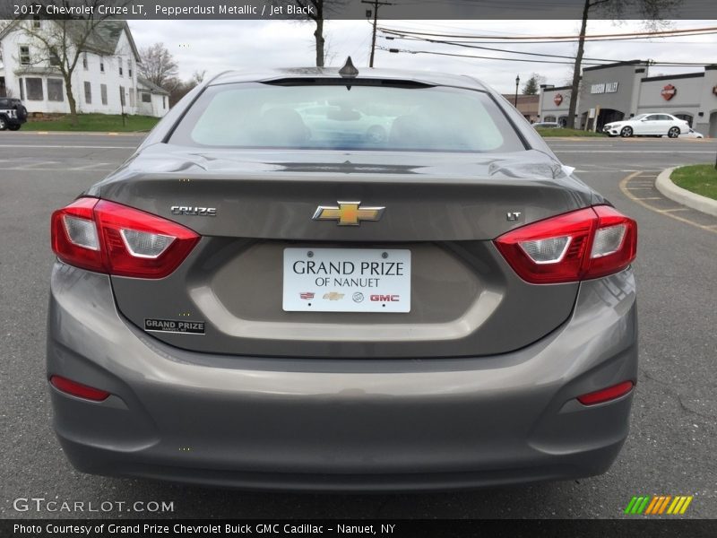 Pepperdust Metallic / Jet Black 2017 Chevrolet Cruze LT