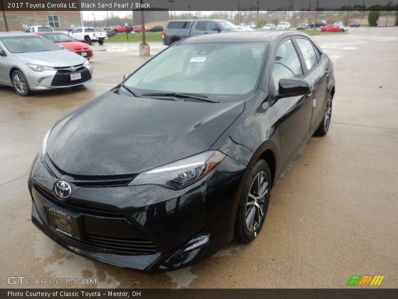 Front 3/4 View of 2017 Corolla LE