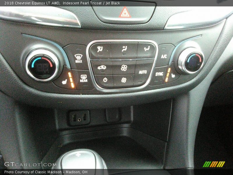 Iridescent Pearl Tricoat / Jet Black 2018 Chevrolet Equinox LT AWD