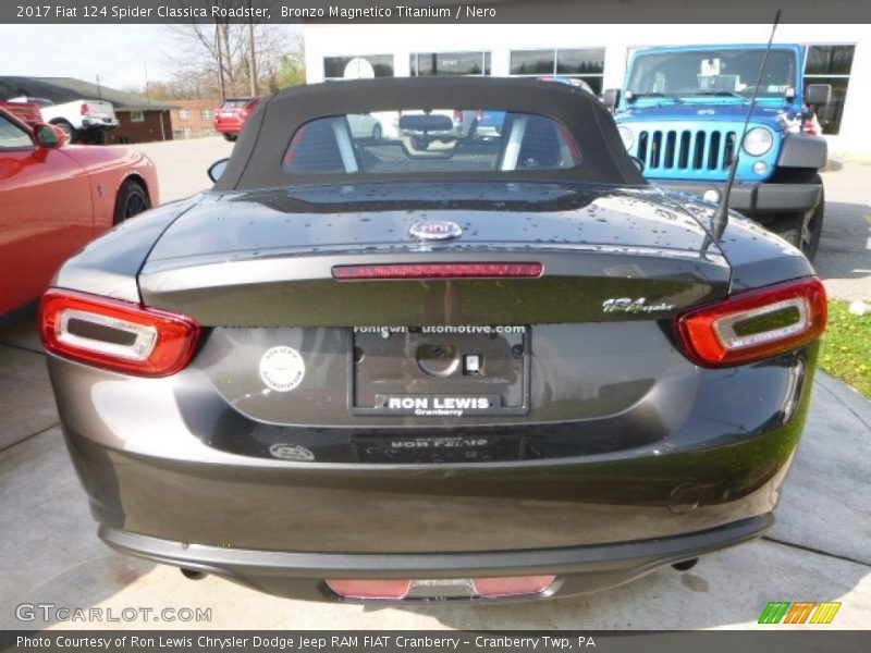 Bronzo Magnetico Titanium / Nero 2017 Fiat 124 Spider Classica Roadster