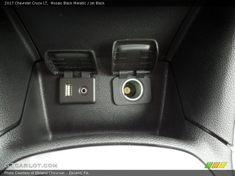 Mosaic Black Metallic / Jet Black 2017 Chevrolet Cruze LT