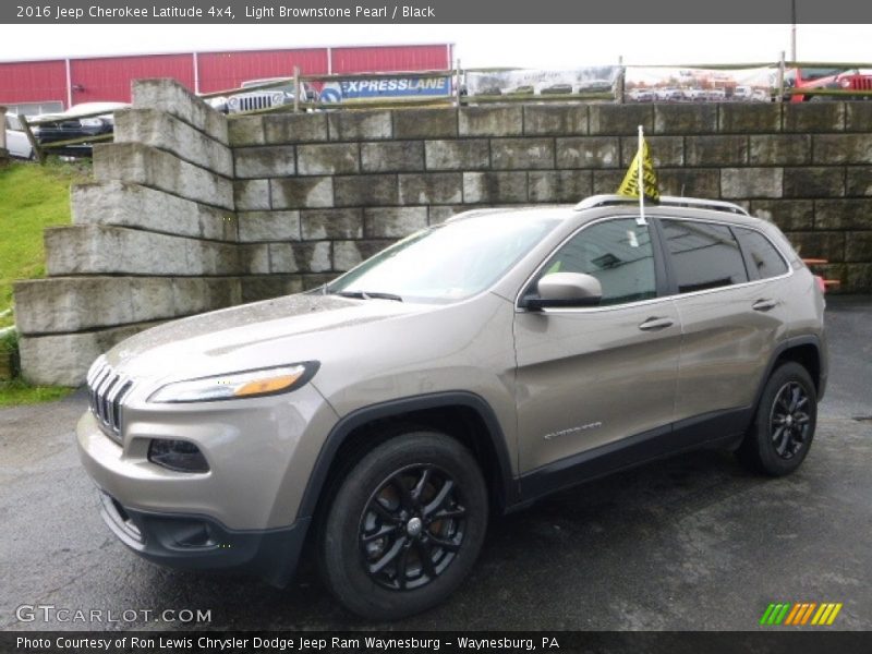 Front 3/4 View of 2016 Cherokee Latitude 4x4