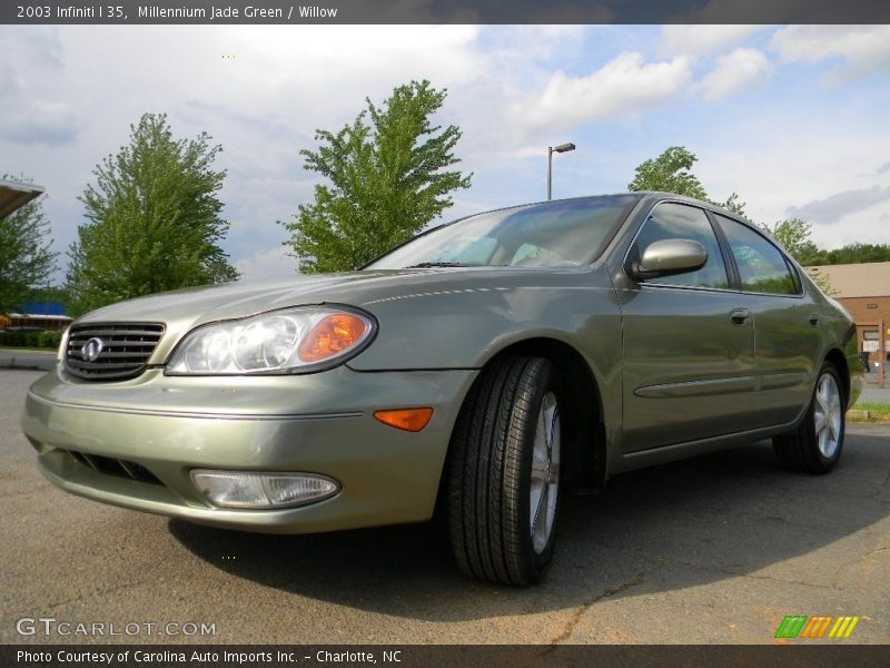 Front 3/4 View of 2003 I 35