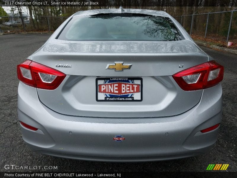 Silver Ice Metallic / Jet Black 2017 Chevrolet Cruze LT