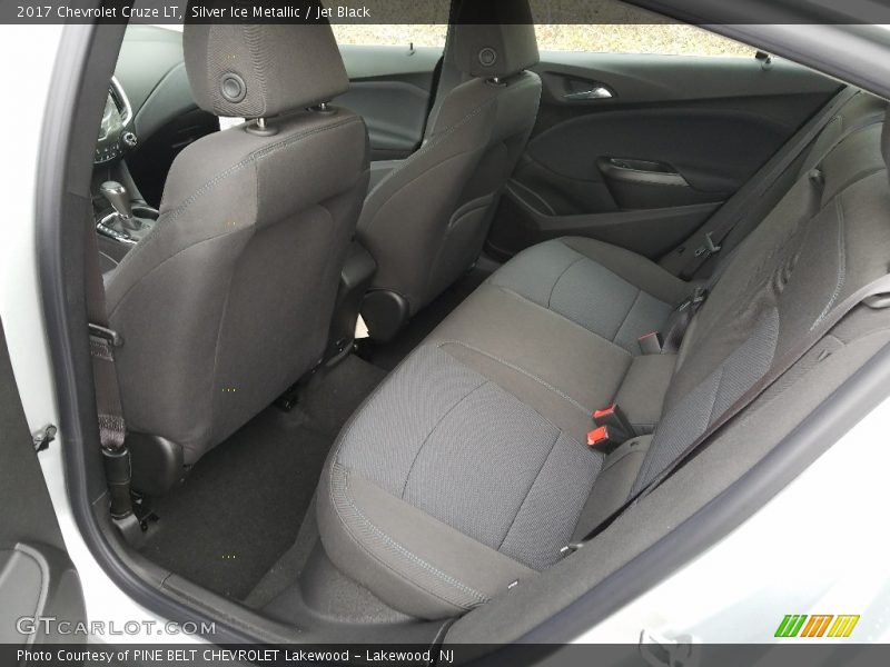 Silver Ice Metallic / Jet Black 2017 Chevrolet Cruze LT