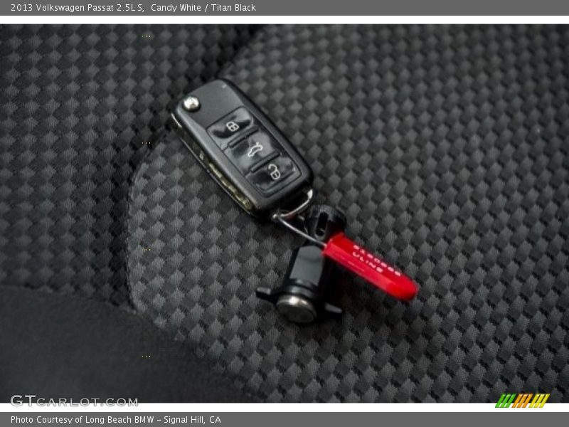 Candy White / Titan Black 2013 Volkswagen Passat 2.5L S