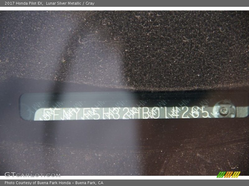 Lunar Silver Metallic / Gray 2017 Honda Pilot EX