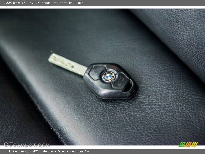 Alpine White / Black 2005 BMW 3 Series 325i Sedan