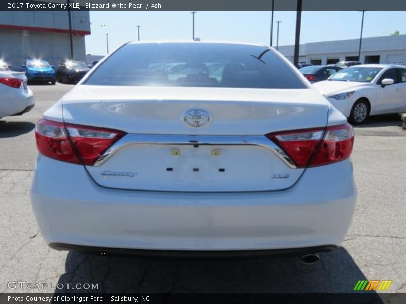 Blizzard White Pearl / Ash 2017 Toyota Camry XLE