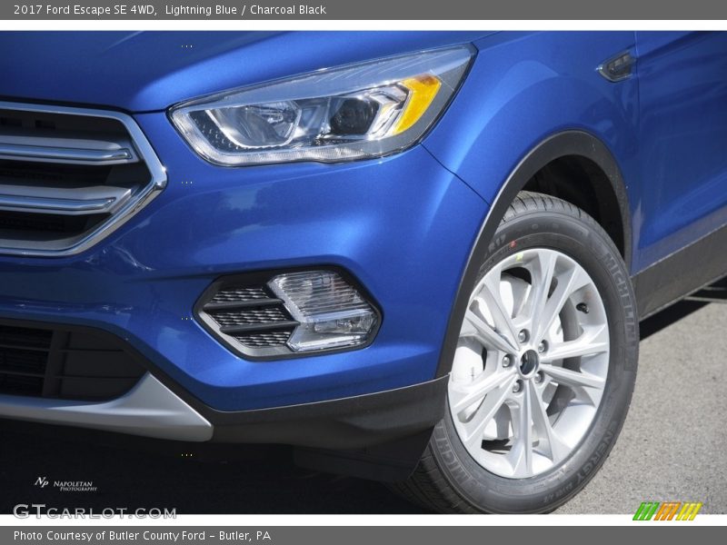 Lightning Blue / Charcoal Black 2017 Ford Escape SE 4WD