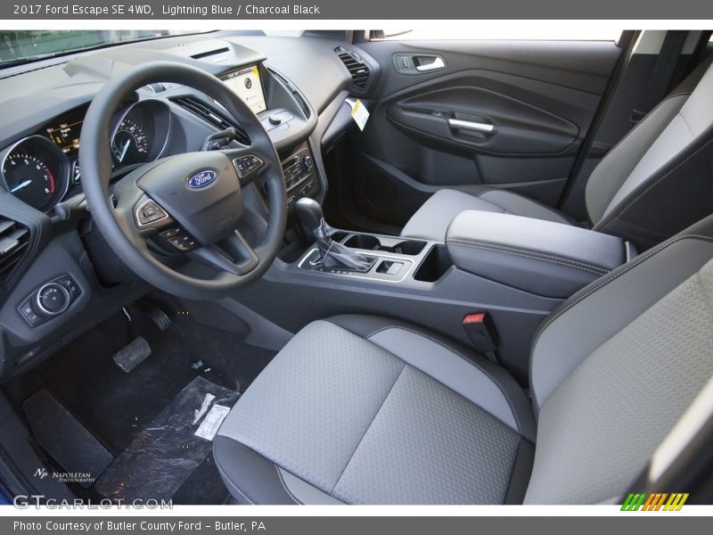 Lightning Blue / Charcoal Black 2017 Ford Escape SE 4WD