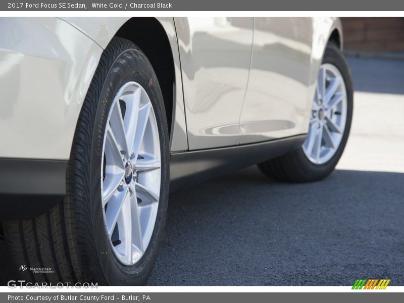 White Gold / Charcoal Black 2017 Ford Focus SE Sedan