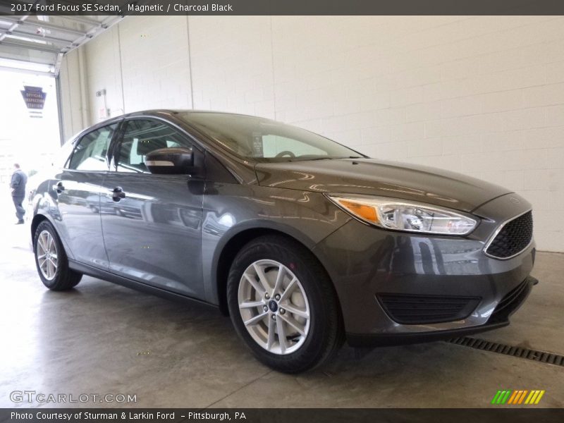 Magnetic / Charcoal Black 2017 Ford Focus SE Sedan
