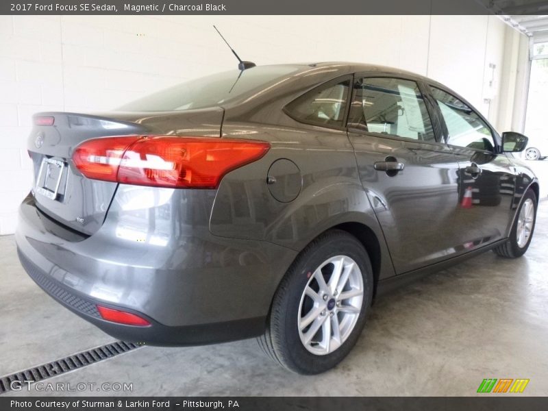 Magnetic / Charcoal Black 2017 Ford Focus SE Sedan