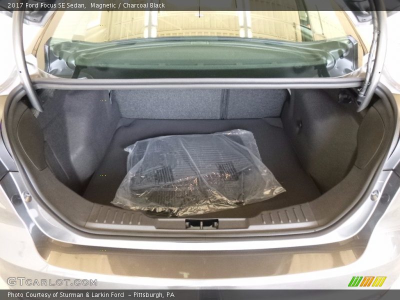 Magnetic / Charcoal Black 2017 Ford Focus SE Sedan