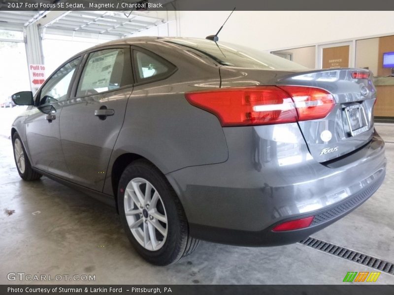 Magnetic / Charcoal Black 2017 Ford Focus SE Sedan