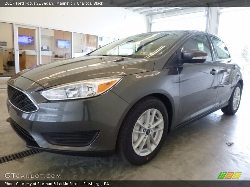 Magnetic / Charcoal Black 2017 Ford Focus SE Sedan
