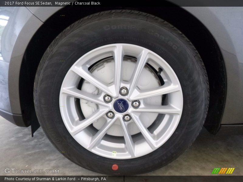 Magnetic / Charcoal Black 2017 Ford Focus SE Sedan