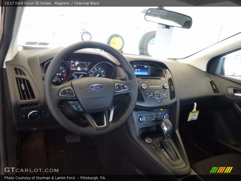 Magnetic / Charcoal Black 2017 Ford Focus SE Sedan