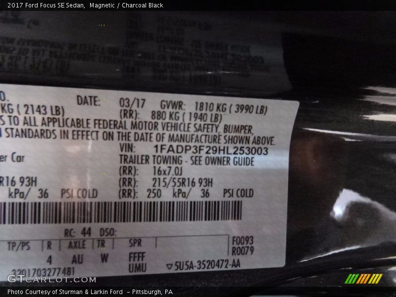 Magnetic / Charcoal Black 2017 Ford Focus SE Sedan