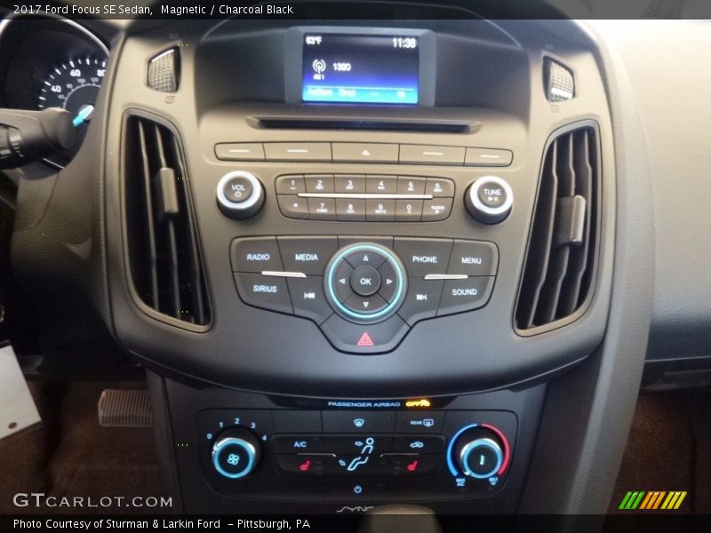 Magnetic / Charcoal Black 2017 Ford Focus SE Sedan