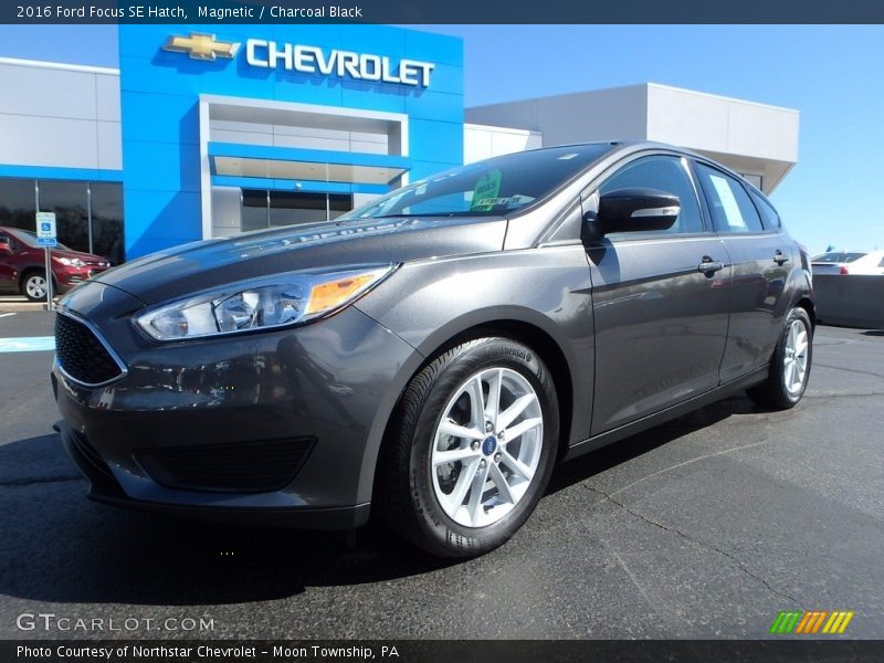 Magnetic / Charcoal Black 2016 Ford Focus SE Hatch