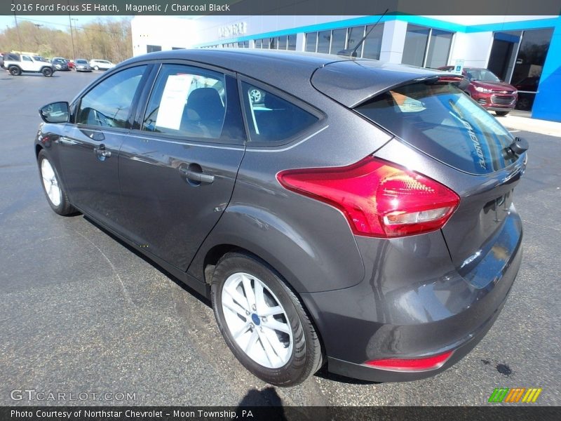 Magnetic / Charcoal Black 2016 Ford Focus SE Hatch