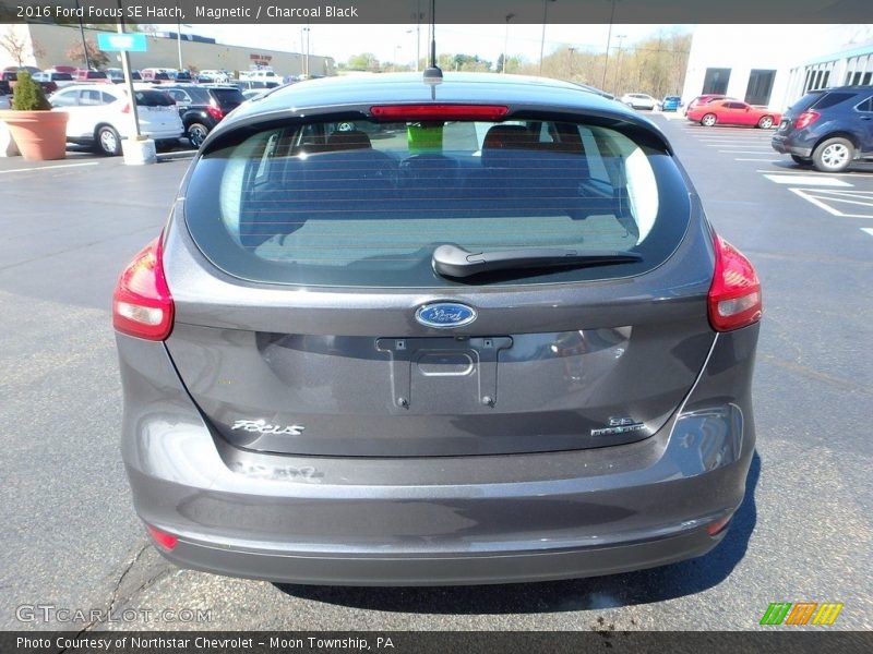 Magnetic / Charcoal Black 2016 Ford Focus SE Hatch