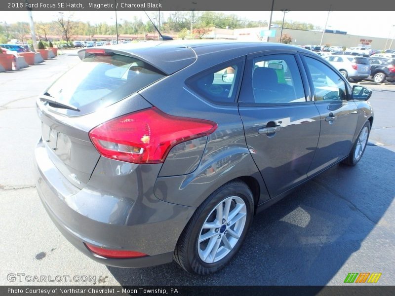 Magnetic / Charcoal Black 2016 Ford Focus SE Hatch